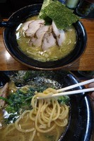 「『助ラーメン中盛+チャーシュー(￥680+220)』」@横浜家系 助格家の写真