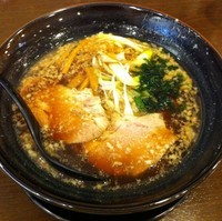 「燕三条醤油ラーメン（￥600）」@新潟進化系ラーメン 俺たち越後や! 新宿御苑店の写真