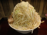 「ラーメン・中盛（７２０円）野菜W・ニンニク」@ジャンクガレッジ プレナ幕張店の写真