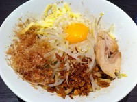 「まぜそば(並)(+ニンニク、チーズ) (750円)」@ジャンクガレッジ 東京ラーメンストリートの写真