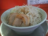 「ラーメン並+小豚+全部　700円 （200g）」@ジャンクガレッジ 熊谷店の写真