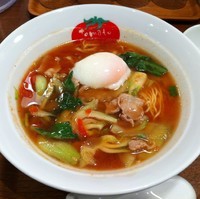 「とまとらーめん（￥750）＋温泉玉子（￥0）」@とまとの里 信濃路 梅田店の写真