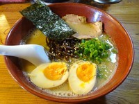 「ラーメン（600円）＋味玉（100円）＋替玉（150円）」@元祖長浜 大学ラーメンの写真