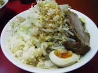 「ラーメン並（ﾆﾝﾆｸWﾔｻｲｱﾌﾞﾗ）700円」@モッコリ豚の写真