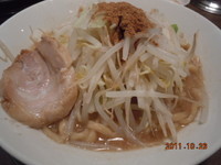 「ラーメン（並）720円＋魚粉100円」@ジャンクガレッジ 東京ラーメンストリートの写真