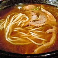 「【中華そば】 （小）650円＋クーポン味玉」@もちもちの木 新宿店の写真