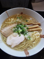 「丸鶏旨味そば　塩味　中盛り【700円】」@麺屋33の写真