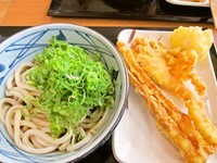 「ぶっかけ（２８０円）＋かしわ天＋半熟玉子天＋ちくわ天」@丸亀製麺 イオンタウン守谷店の写真