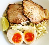 「塩ぶっかけ太麺700円餃子80円×3個」@13湯麺の写真