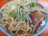 「ブタ入り（野菜、ニンニク、カラメ）」@ラーメン二郎 新橋店の写真
