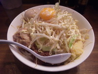 「まぜそば　（味玉トッピング，野菜・にんにく増し）850円」@ラーメンアキラの写真