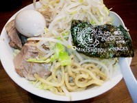 「【限定】チャリティーラーメン・味玉（ヤサイ・ニンニク少し）」@ラーメンアキラの写真