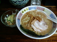 「醤油ラーメン＋サービスサラダ。」@麻布ラーメン 本店の写真