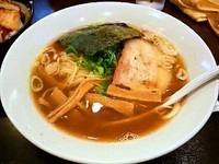 「醤油らーめん＋豚キムチ丼」@煮干しらーめん青樹 立川店の写真