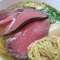 「贅沢焼牛らぁ麺（塩）　1000円」@牛骨らぁ麺 マタドール 本店の写真