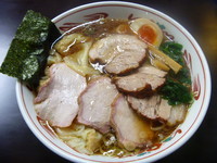 「焼豚ワンタン麺　味玉半分サービス　１０００円」@とら食堂 松戸分店の写真