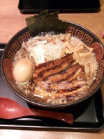 「濃厚醤油らぅ麺4年1組980円大盛り無料＋餃子280円」@らぅ麺 ガラ喰楽学校 大宮店の写真