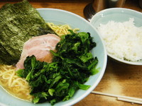 「ラーメン(並)（麺カタ・味ウス）+ほうれん草750円」@横浜ラーメン 武蔵家 志木店の写真