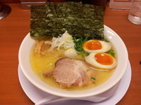 「特製鶏白湯７５０円＋味付玉子１００円＋ライス１５０円」@横浜家系ラーメン 松田家 上福岡店の写真