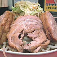 「豚ダブル（麺半分、ヤサイ、辛たま）」@用心棒 本号の写真