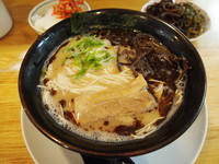「黒マー油豚骨+キクラゲ+高菜+ライス+キムチ」@二代目 白神の写真