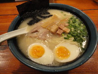 「鐵釜（850円）＋替え玉（150円）」@らーめん鐵釜 六本木ヒルズ店の写真