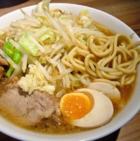 「小ラーメン（麺少なめ）￥６５０＋味玉￥１００、ニンニク少なめ」@モトミヤの写真