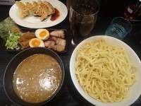 「超濃厚とんこつつけ麺スペシャル+餃子+ウーロン茶(625円)」@らーめん春樹 新大塚店の写真