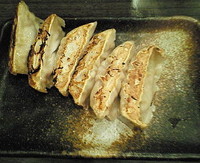 「餃子　３２０円」@北海道らーめん奥原流 久楽 EQUiA北千住店の写真