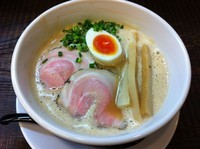「豚CHIKI しょうゆラーメン(大盛) (700円)」@ラーメン家 みつ葉 本店の写真