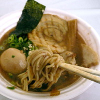 「無鉄砲 × 中華蕎麦 とみ田　魂の一杯 800円 + 全部の」@東京ラーメンショー2011の写真