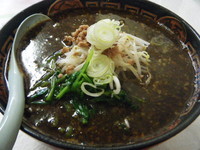 「くろ胡麻担々麺750円（クーポンで餃子無料）」@肉屋さんのラーメン家 生治ミートの写真