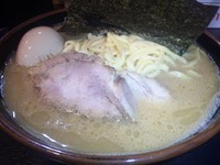 「らーめん大盛り＆味玉」@横浜家系豚骨醤油極太麺 侍 伏見店の写真