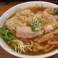 「肉わんたん中盛麺　880円」@めん屋 八蔵の写真