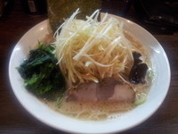 「しおらーめん[中盛]７００円＋ネギ１５０円」@伝家 志木店の写真