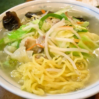 「タンメン　￥６５０　＋　サービスライス（生卵付き）」@石の家の写真