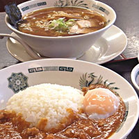 「中華そば390円、温玉旨辛どん490円、餃子200円」@日高屋 小田急町田北口店の写真