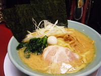 「豚骨醤油ラーメン（麺固め）690円」@横浜家系ラーメン 松田家 志木店の写真