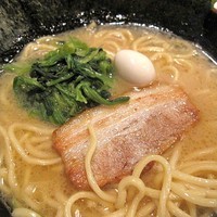 「醤油とんこつラーメン　650円」@吟家の写真