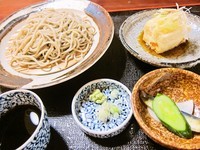 「十割ざる蕎麦　　　煮物　お新香つき　　１３６５円」@茶店一休の写真