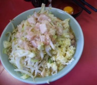 「小ラーメン＋生たまご＋黒烏龍茶」@ラーメン二郎 桜台駅前店の写真