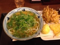 「かけうどん（大）￥380、天ぷら3個（￥330）」@丸亀製麺 大和店の写真