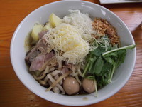 「秋ﾒﾆｭｰ、削りﾁｰｽﾞのｶﾚｰまぜそば 850円」@麺処 はつがいの写真