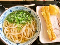 「かけうどん（２８０円）＋ちくわ天（１００円）＋半熟玉子天（１」@丸亀製麺 イオンタウン守谷店の写真