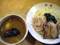 「肉入りつけめん（中盛り）、880円（＋100円）」@手打ちつけ麺 欣家の写真