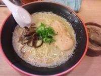 「本格焙煎どんこつ￥600＋限定変わり玉(カレー)」@九州どんこつらーめん ○どの写真