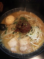 「辛味噌ラーメン大盛り【750円】　トッピング無料券で味玉」@麺処 くるり 高田馬場店の写真