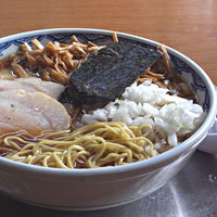 「チャーシューメンマラーメン（特、タマネギ多め、900円）」@服部の写真