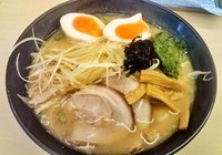 「濃厚豚骨ラーメン全部乗せ1000円」@めん処 信長の写真
