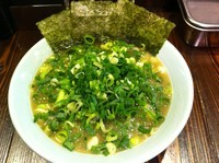 「ラーメン中＋九条ネギ」@横濱家系らーめん 千種家の写真